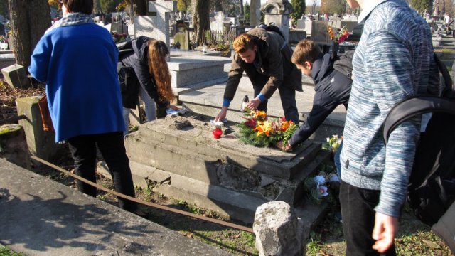 Umarłych wieczność dotąd trwa, dokąd pamięcią im się płaci…